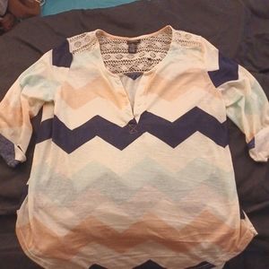 Cute 3/4 sleeve top with lacey back details and chevron pattern